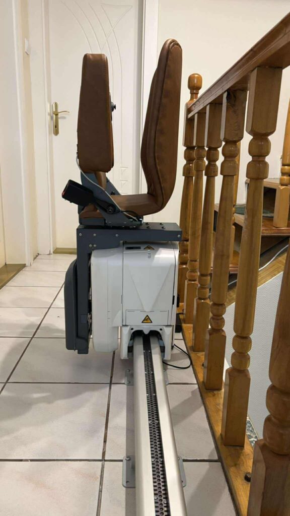 UP lépcsőlift ülése, felhajtott lábtartóval, karfával és üléssel