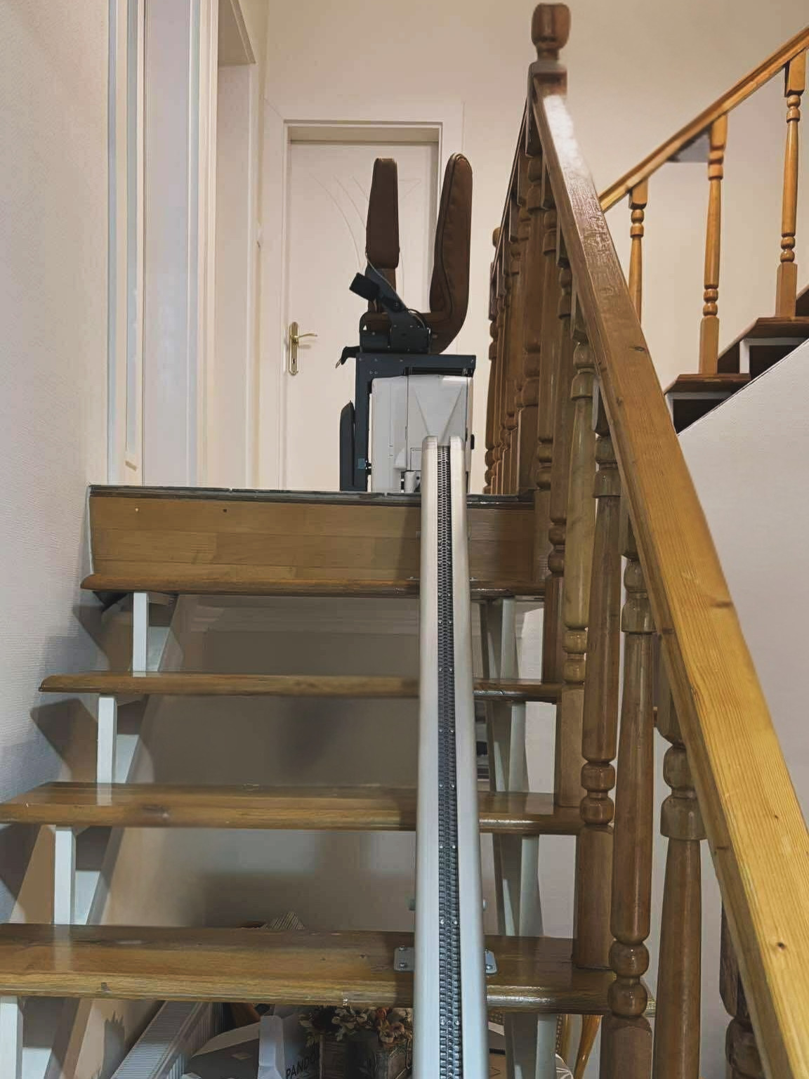 UP lépcsőlift fa lépcsőre telepítve