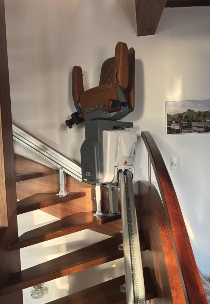 Fa lépcsőre telepített UP lépcsőlift Zebegényben