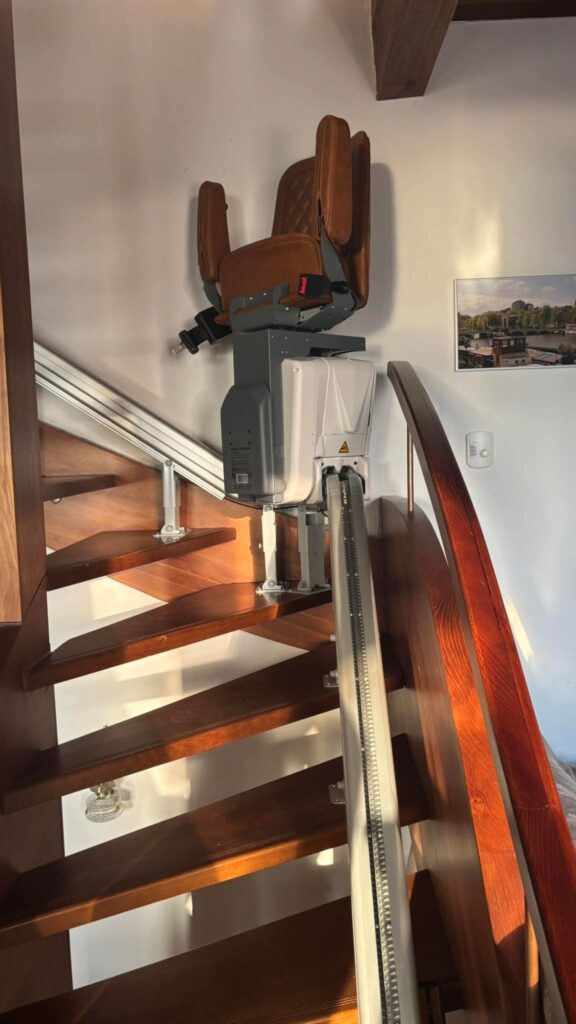 Fa lépcsőre szerelt holland UP lépcsőlift Zebegényben menet közbeni pillanatkép